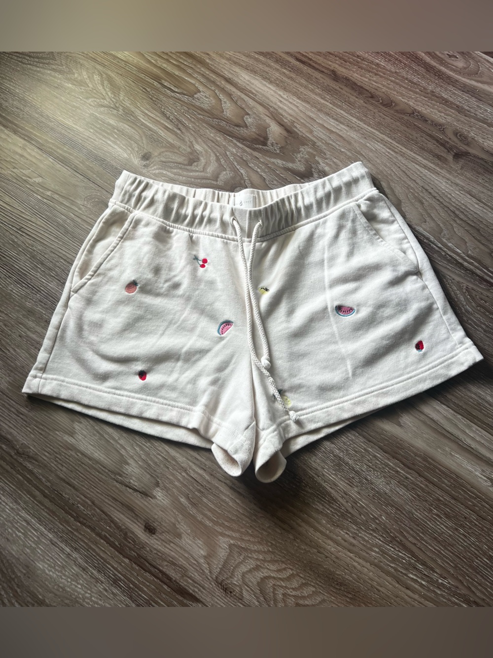 Lou & Grey Fruit embroidered shorts size medium